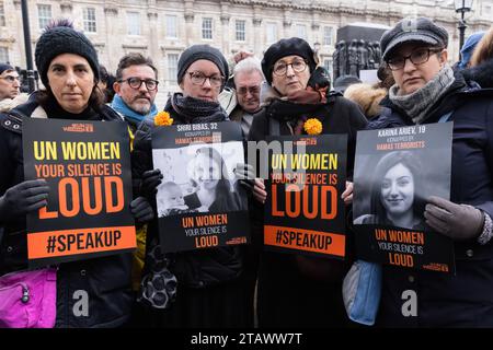 Your Silence is Loud Rally, Londres, Royaume-Uni. 3 décembre 2023. Les gens se sont joints à un rassemblement de protestation contre ONU femmes après leur silence sur la violence et la brutalité subies par les femmes et les filles lors de l'attaque du Hamas contre Israël le 7 octobre. Les femmes avec la bouche collée, comme un symbole qu'elles ont été réduites au silence, se tenaient en face de Downing Street comme des orateurs, y compris Dame Maureen Lipman et Mattie Heaven, ont donné des adresses excitantes. Photo par Amanda Rose/Alamy Live News Banque D'Images