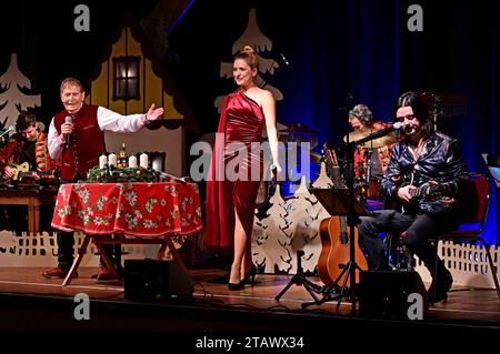 Eberhard Hertel, Stefanie Hertel und Lanny Lanner beim Familienkonzert Märchenhafte Weihnacht 2023 im Bürgerhaus. Niesky, 02.12.2023 *** Eberhard Hertel, Stefanie Hertel et Lanny Lanner au concert familial Märchenhafte Weihnacht 2023 au Bürgerhaus Niesky, 02 12 2023 Foto:XM.xWehnertx/xFuturexImagex hertel 3126 crédit : Imago/Alamy Live News Banque D'Images