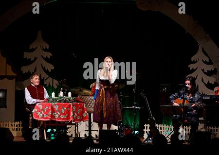 Eberhard Hertel, Stefanie Hertel und Lanny Lanner beim Familienkonzert Märchenhafte Weihnacht 2023 im Bürgerhaus. Niesky, 02.12.2023 *** Eberhard Hertel, Stefanie Hertel et Lanny Lanner au concert familial Märchenhafte Weihnacht 2023 au Bürgerhaus Niesky, 02 12 2023 Foto:XM.xWehnertx/xFuturexImagex hertel 3119 crédit : Imago/Alamy Live News Banque D'Images