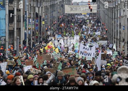 Bruxelles, Belgique. 03 décembre 2023. L'illustration montre une marche climatique annuelle, à Bruxelles, le dimanche 03 décembre 2023. La Marche pour le climat rassemble un large éventail d’organisations et de citoyens. Ils veulent expliquer pourquoi pour chacun d'entre nous, « chaque dixième de diplôme compte » PHOTO BELGA NICOLAS MAETERLINCK crédit : Belga News Agency/Alamy Live News Banque D'Images