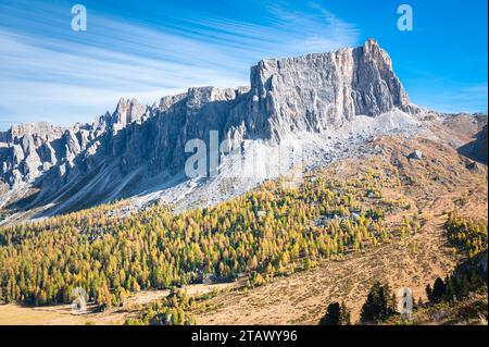 Formation rocheuse avec des mélèzes dorés dans les Dolomites Banque D'Images