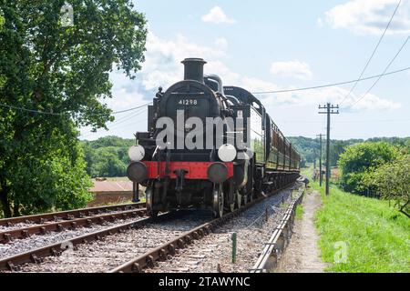 Le moteur de réservoir Ivatt Class 2, 41298 transporte un train jusqu'à la gare de Wootton sur le chemin de fer à vapeur de l'île de Wight, Angleterre, Royaume-Uni Banque D'Images