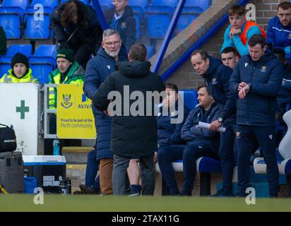 3 décembre 2023 ; McDiarmid Park, Perth, Écosse : Scottish Premiership football, St Johnstone versus Celtic ; Craig Levein, entraîneur de St Johnstone et Brendan Rodgers, entraîneur de Celtic, serrent la main après le coup de sifflet final Banque D'Images