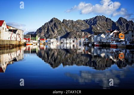 Port de Henningsvaer sur l'île de Heimoya dans les îles Lofoten de Norvège. Banque D'Images