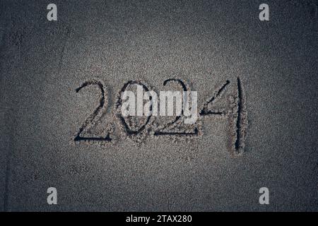 Manuscrit 2024 sur sable de plage propre. Bonne année Banque D'Images