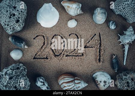 Manuscrit 2024 sur sable de plage propre. Bonne année Banque D'Images