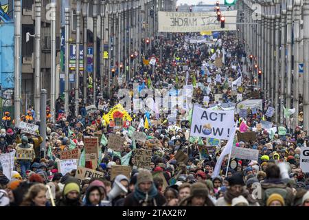 Bruxelles, Belgique. 03 décembre 2023. L'illustration montre une marche climatique annuelle, à Bruxelles, le dimanche 03 décembre 2023. La Marche pour le climat rassemble un large éventail d’organisations et de citoyens. Ils veulent expliquer pourquoi pour chacun d'entre nous, « chaque dixième de diplôme compte » PHOTO BELGA NICOLAS MAETERLINCK crédit : Belga News Agency/Alamy Live News Banque D'Images