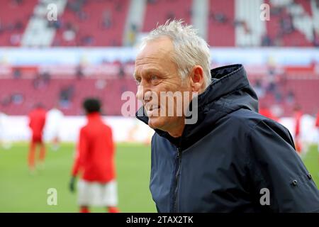 Mainz, Deutschland. 03 décembre 2023. Mayence, Deutschland 03. Dezember 2023 : 1. BL - 2023/2024 - FSV Mainz 05 vs. SC Freiburg im Bild : entraîneur Christian Streich (Freiburg) auf dem Weg zum Fernsehinterview. // la réglementation DFL interdit toute utilisation de photographies comme séquences d'images et/ou quasi-vidéo // crédit : dpa/Alamy Live News Banque D'Images