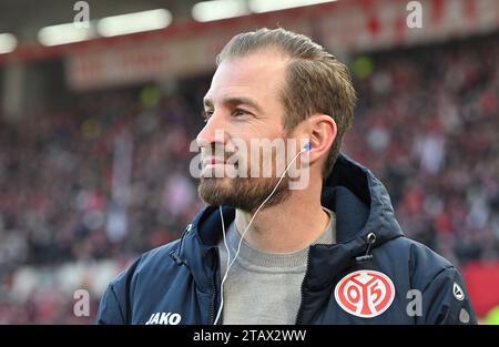 Mayence, Allemagne. 03 décembre 2023. Football : Bundesliga, FSV Mainz 05 - SC Freiburg, Journée 13, entraîneur de Mewa Arena Mainz Jan Siewert crédit : Torsten Silz/dpa - NOTE IMPORTANTE: conformément aux règlements de la Ligue allemande de football DFL et de la Fédération allemande de football DFB, il est interdit d'utiliser ou de faire utiliser des photographies prises dans le stade et/ou du match sous forme d'images séquentielles et/ou de séries de photos de type vidéo./dpa/Alamy Live News Banque D'Images