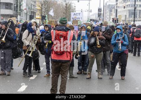 Bruxelles, Belgique. 03 décembre 2023. L'illustration montre une marche climatique annuelle, à Bruxelles, le dimanche 03 décembre 2023. La Marche pour le climat rassemble un large éventail d’organisations et de citoyens. Ils veulent expliquer pourquoi pour chacun d'entre nous, « chaque dixième de diplôme compte » PHOTO BELGA NICOLAS MAETERLINCK crédit : Belga News Agency/Alamy Live News Banque D'Images