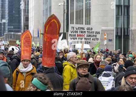 Bruxelles, Belgique. 03 décembre 2023. L'illustration montre une marche climatique annuelle, à Bruxelles, le dimanche 03 décembre 2023. La Marche pour le climat rassemble un large éventail d’organisations et de citoyens. Ils veulent expliquer pourquoi pour chacun d'entre nous, « chaque dixième de diplôme compte » PHOTO BELGA NICOLAS MAETERLINCK crédit : Belga News Agency/Alamy Live News Banque D'Images