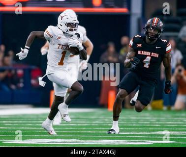Arlington, États-Unis. 02 décembre 2023. 2 décembre 2023 : le Wide Receiver XAVIER WORTHY (1) du Texas Longhorns s'enfuit du linebacker NICKOLAS MARTIN (4) de l'Oklahoma State Cowboys lors du match entre les Oklahoma State Cowboys et les Texas Longhorns au AT&T Stadium d'Arlington, Texas. (Photo de Jerome Hicks/ crédit : SIPA USA/Alamy Live News Banque D'Images