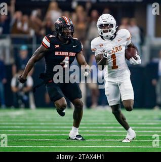 Arlington, États-Unis. 02 décembre 2023. 2 décembre 2023 : le Wide Receiver XAVIER WORTHY (1) du Texas Longhorns s'enfuit du linebacker NICKOLAS MARTIN (4) de l'Oklahoma State Cowboys lors du match entre les Oklahoma State Cowboys et les Texas Longhorns au AT&T Stadium d'Arlington, Texas. (Photo de Jerome Hicks/ crédit : SIPA USA/Alamy Live News Banque D'Images