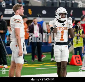 Arlington, États-Unis. 02 décembre 2023. 2 décembre 2023 : le quarterback Texas Longhorns QUINN EWERS (3) et le receveur Texas Longhorns Wide XAVIER WORTHY (1) lors des échauffements d'avant-match au AT&T Stadium d'Arlington, Texas. (Photo de Jerome Hicks/ crédit : SIPA USA/Alamy Live News Banque D'Images