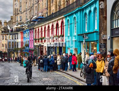 Édimbourg Écosse Victoria Street rangée de maisons colorées pavées et de nombreux touristes Banque D'Images