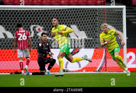 Adam Idah de Norwich City (au centre) célèbre avoir marqué le deuxième but de son équipe lors du Sky Bet Championship Match à Ashton Gate, Bristol. Date de la photo : dimanche 3 décembre 2023. Banque D'Images