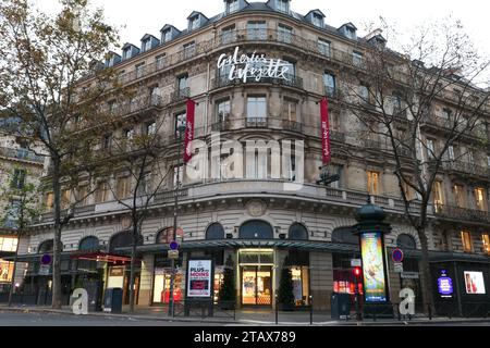 Paris, France. 03 décembre. 2023. Façade extérieure du célèbre grand magasin de mode et de luxe Galeries Lafayette. Situé sur Haussmann Boulevard. Banque D'Images