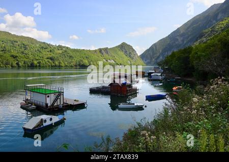 Vue sur la côte et les péniches du lac Perucac - rivière Drina, Bajina Basta, Serbie Banque D'Images