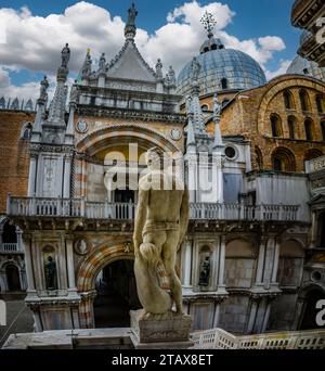 Vue depuis le haut de l'escalier géant avec statue de Neptune au premier plan, Palais des Doges, Venise, Italie. Banque D'Images