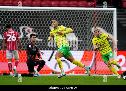 Adam Idah de Norwich City (au centre) célèbre avoir marqué le deuxième but de son équipe lors du Sky Bet Championship Match à Ashton Gate, Bristol. Date de la photo : dimanche 3 décembre 2023. Banque D'Images