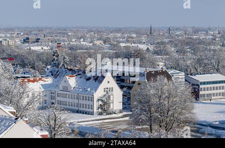 Dachau GER, Wintereinbruch und Schnee à Dachau/Bayern, 03.12.2023. Blick über das verschneite Dachau und die Ludwig-Thomas-Schule vom Dachauer Schloss/Schlossberg aus gesehen. GER, Wintereinbruch und Schnee à Dachau/Bayern, 03.12.2023. *** Dachau GER, début de l'hiver et de la neige à Dachau Bavière, 03 12 2023 vue sur la neige de Dachau et l'école Ludwig Thomas vue du château de Dachau Schlossberg GER, début de l'hiver et de la neige à Dachau Bavière, 03 12 2023 Copyright : xEibner-Pressefoto/HeikexFeinerx EP HFR crédit : Imago/Alamy Live News Banque D'Images