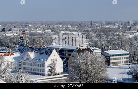 Dachau GER, Wintereinbruch und Schnee à Dachau/Bayern, 03.12.2023. Blick über das verschneite Dachau und die Ludwig-Thomas-Schule vom Dachauer Schloss/Schlossberg aus gesehen. GER, Wintereinbruch und Schnee à Dachau/Bayern, 03.12.2023. *** Dachau GER, début de l'hiver et de la neige à Dachau Bavière, 03 12 2023 vue sur la neige de Dachau et l'école Ludwig Thomas vue du château de Dachau Schlossberg GER, début de l'hiver et de la neige à Dachau Bavière, 03 12 2023 Copyright : xEibner-Pressefoto/HeikexFeinerx EP HFR crédit : Imago/Alamy Live News Banque D'Images