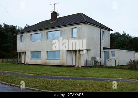 Les maisons condamnées désaffectées sont montées avec des volets en acier Banque D'Images