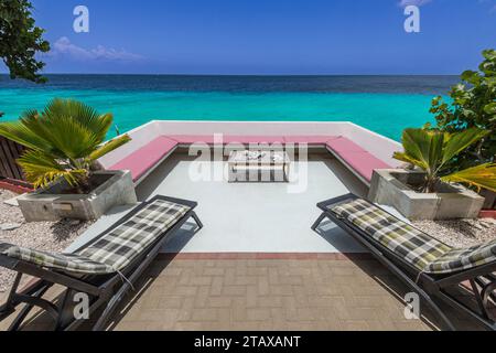 Terrasse surplombant l'océan des Caraïbes, Curaçao Banque D'Images