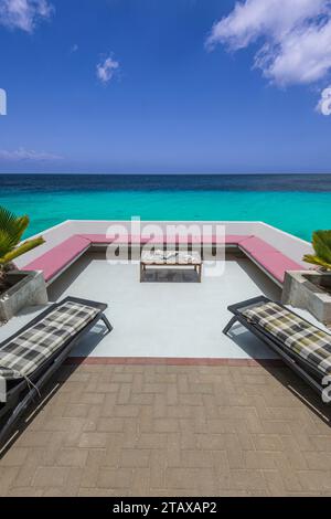 Terrasse surplombant l'océan des Caraïbes, Curaçao Banque D'Images