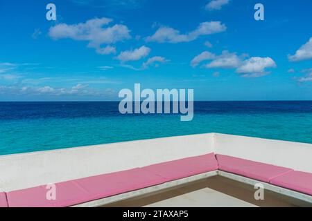 Terrasse surplombant l'océan des Caraïbes, Curaçao Banque D'Images