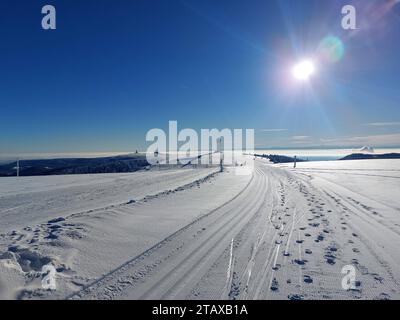 Feldberg Themenbild - Wintersport, Skifahren, Skispass auf dem Feldberg, Saisoneröffnung, Skiopening, Saisontart 2023/2024 Themenbild - Wintersport, Skifahren, Skispass auf dem 1493 Feldberg, Saisoneröffnung, Skiopening, Saisontart 2023/2024 Weitblick auf den Feldbergturm Winterwinterwetersaturm Winterwinterland, Saisoneröffnung Der Feldberg ist der höchste Gipfel des Schwarzwaldes. *** Feldberg image thème sports d'hiver, ski, ski amusant sur le Feldberg, ouverture de la saison, ouverture du ski, début de la saison 2023 Banque D'Images