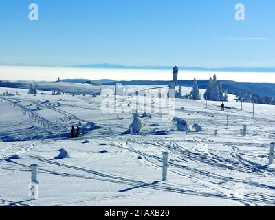 Feldberg Themenbild - Wintersport, Skifahren, Skispass auf dem Feldberg, Saisoneröffnung, Skiopening, Saisontart 2023/2024 Themenbild - Wintersport, Skifahren, Skispass auf dem 1493 Feldberg, Saisoneröffnung, Skiopening, Saisontart 2023/2024 Weitblick auf den Feldbergturm Winterwinterwetersaturm Winterwinterland, Saisoneröffnung Der Feldberg ist der höchste Gipfel des Schwarzwaldes. *** Feldberg image thème sports d'hiver, ski, ski amusant sur le Feldberg, ouverture de la saison, ouverture du ski, début de la saison 2023 Banque D'Images