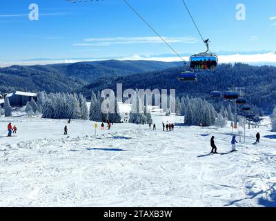 Feldberg Themenbild - Wintersport, Skifahren, Skispass auf dem Feldberg, Saisoneröffnung, Skiopening, Saisonstart 2023/2024 Themenbild - Wintersport, Skifahren, Skispass auf dem Saisoneröffnung Feldberg, Saisoneröffnung, Skiopening, Saisonstart 2023/2024 Skifahrer 1493 in der Feldbergbahn Winterwinterwinterwinterneigen und Winterneigen Der Feldberg ist der höchste Gipfel des Schwarzwaldes. *** Thème Feldberg image sports d'hiver, ski, ski amusant sur le Feldberg, ouverture de la saison, ouverture du ski, début de la saison 2023 Banque D'Images