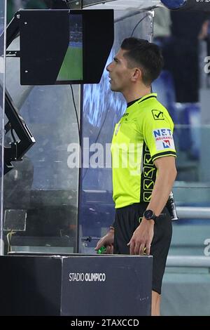 Rome, Italie. 02 décembre 2023. L'arbitre Federico Dionisi vérifie le VAR lors du match de football de Serie A entre SS Lazio et Cagliari Calcio le 2 décembre 2023 au Stadio Olimpico à Rome, Italie - photo Federico Proietti/DPPI crédit : DPPI Media/Alamy Live News Banque D'Images