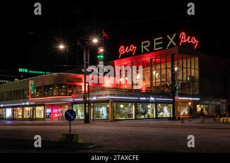 Lumières néons emblématiques du cinéma Bio Rex sur le bâtiment fonctionnaliste Lasipalatsi après la tombée de la nuit dans le quartier Kamppi à Helsinki, Finlande Banque D'Images