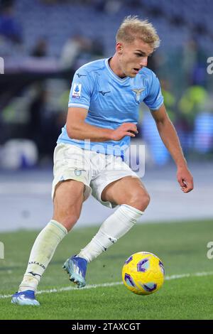 Rome, Italie. 02 décembre 2023. Gustav Isaksen du Latium en action lors du match de football de Serie A entre SS Lazio et Cagliari Calcio le 2 décembre 2023 au Stadio Olimpico à Rome, Italie - photo Federico Proietti/DPPI crédit : DPPI Media/Alamy Live News Banque D'Images