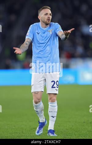 Rome, Italie. 02 décembre 2023. Manuel Lazzari de Lazio fait des gestes lors du championnat italien Serie A match de football entre SS Lazio et Cagliari Calcio le 2 décembre 2023 au Stadio Olimpico à Rome, Italie - photo Federico Proietti/DPPI crédit : DPPI Media/Alamy Live News Banque D'Images