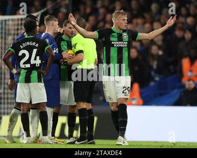 Londres, Royaume-Uni. 3 décembre 2023. Jan Paul van Hecke de Brighton et Hove Albion réagissent après que l'arbitre Craig Pawson n'ait pas attribué de pénalité à Brighton lors du match de Premier League à Stamford Bridge, Londres. Le crédit photo devrait se lire : Paul Terry/Sportimage crédit : Sportimage Ltd/Alamy Live News Banque D'Images