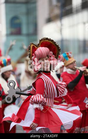 Manchester, Royaume-Uni. 3 décembre 2023. Manchester Christmas Parade est en cours dans les rues de la ville, avec tous les personnages habituels tels que le Père Noël et les elfes de la vie réelle. Un orchestre de pipe et un groupe de percussions Salva fournissent certains des sons avec les familles qui bordent les rues pour attraper un aperçu de certaines marionnettes géantes et le globe grandeur nature avec Snow Queen. Manchester, Royaume-Uni. Banque D'Images