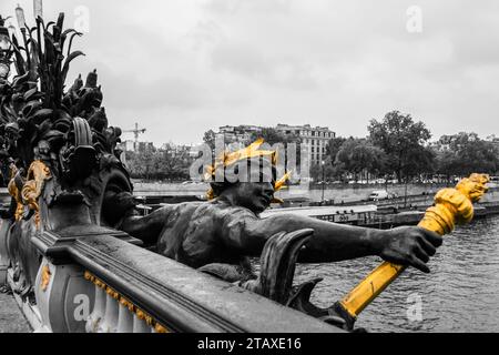 Paris, France. Paysage sur la Seine depuis le pont Alexandre III un jour de pluie. La nymphe en noir et blanc avec des détails en or. Banque D'Images