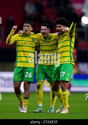 (De gauche à droite) Marcelino Nunez, Borja Sainz et Gabriel Sara de Norwich City célèbrent après le match du Sky Bet Championship à Ashton Gate, Bristol. Date de la photo : dimanche 3 décembre 2023. Banque D'Images