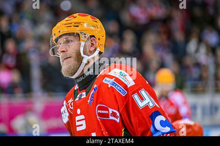 Bremerhaven, Deutschland. 03 décembre 2023. Nicholas B. Jensen (Fischtown Pinguins Bremerhaven, #48). Fischtown Pinguins Bremerhaven gegen Schwenninger Wild Wings, Eishockey, DEL, 24. Spieltag, saison 2023/2024, 03.12.2023. Photo : Eibner-Pressefoto/Jasmin Wagner crédit : dpa/Alamy Live News Banque D'Images