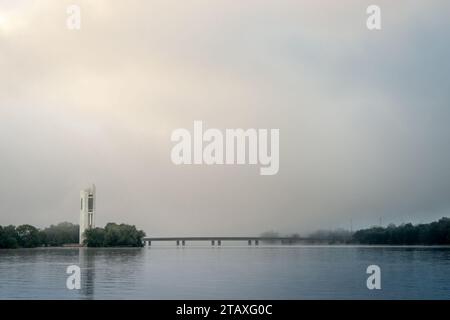 Canberra Australie - janvier 24 2011 ; National Carillon, situé sur l'île Reine Elizabeth II, lac Burley Griffin le matin brumeux d'érié Banque D'Images