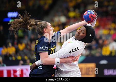 Gothenburg, Suède, 03/12/2023, GOTHENBURG 20231203Lors Kristin Thorleifsdottir et les sénégalais Doungou Camar lors du match du dimanche dans la coupe du monde de Handball, groupe A, entre le Sénégal et la Suède en Scandinavium. Photo : Björn Larsson Rosvall/TT/Code 9200 crédit : TT News Agency/Alamy Live News Banque D'Images