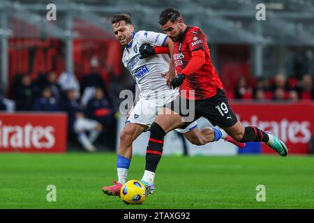 Milan, Italie. 02 décembre 2023. Theo Hernandez de l'AC Milan (à droite) et Francesco Gelli de Frosinone Calcio (à gauche) vus en action lors du match de football Serie A De 2023-24 entre l'AC Milan et Frosinone Calcio au stade San Siro. Score final ; Milan 3:1 Frosinone. Crédit : SOPA Images Limited/Alamy Live News Banque D'Images