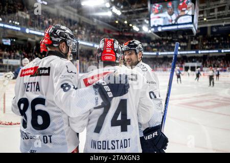 Torjubel Daniel Pietta (86, ERC Ingolstadt ) Travis St. Denis (74, ERC Ingolstadt ) und der Rest des Teams, Nuernberg Ice Tigers vs. ERC Ingolstadt, DEL, 24. Spieltag, 03.12.2023, Foto : Thomas Hahn/Eibner-Pressefoto Banque D'Images