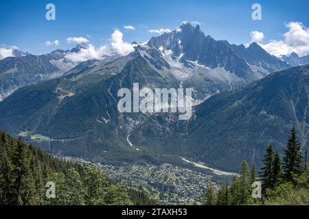 Vue surélevée sur la vallée de Chamonix depuis le massif du Mont blanc avec les aiguilles rouges Banque D'Images