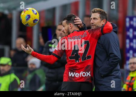 Milan, Italie. 02 décembre 2023. Eusebio Di Francesco entraîneur-chef de Frosinone Calcio (à droite) et Alessandro Florenzi de l'AC Milan (à gauche) ont vu en 2023-24 un match de football entre l'AC Milan et Frosinone Calcio au stade San Siro. Score final ; Milan 3:1 Frosinone. (Photo de Fabrizio Carabelli/SOPA Images/Sipa USA) crédit : SIPA USA/Alamy Live News Banque D'Images