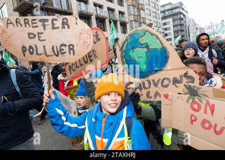 Bruxelles, Belgique. 03 décembre 2023. Nicolas Landemard/le Pictorium - marche climat à Bruxelles. - 03/12/2023 - Belgique/Bruxelles/Bruxelles - entre 20 et 25 000 personnes se sont rassemblées aujourd'hui dans la capitale belge pour une marche climatique. La marche a été convoquée par un certain nombre d’organisations alors que la COP28 commence à Dubaï. Crédit : LE PICTORIUM/Alamy Live News Banque D'Images