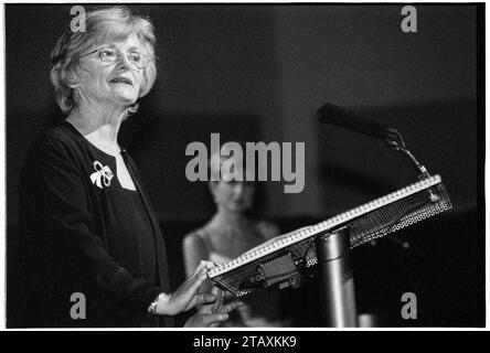 GLENYS KINNOCK, CARDIFF, 2001 : Glenys Kinnock (1944-2023) remet un prix à la cérémonie de remise des prix de la Welsh Woman of the Year 2001 et au dîner bal de gala le 23 novembre 2001 à la Cardiff International Arena (CIA), pays de Galles, Cardiff. À l'époque Glenys Kinnock était membre du Parlement européen. Photo : Rob Watkins Banque D'Images